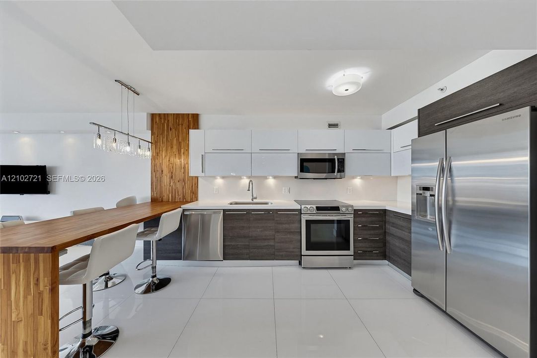 For Sale: $875,000 (1 beds, 2 baths, 865 Square Feet)