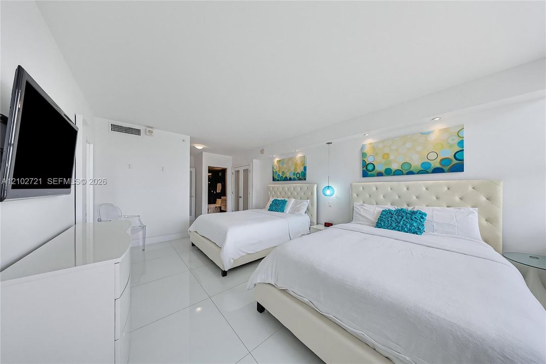 For Sale: $875,000 (1 beds, 2 baths, 865 Square Feet)