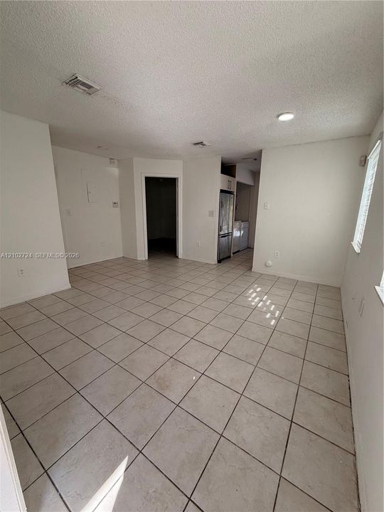 En Venta: $330,000 (3 camas, 3 baños, 1280 Pies cuadrados)