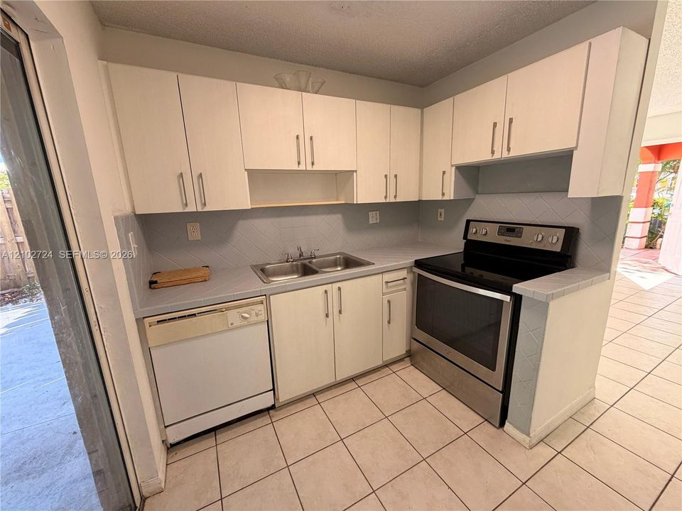 En Venta: $330,000 (3 camas, 3 baños, 1280 Pies cuadrados)