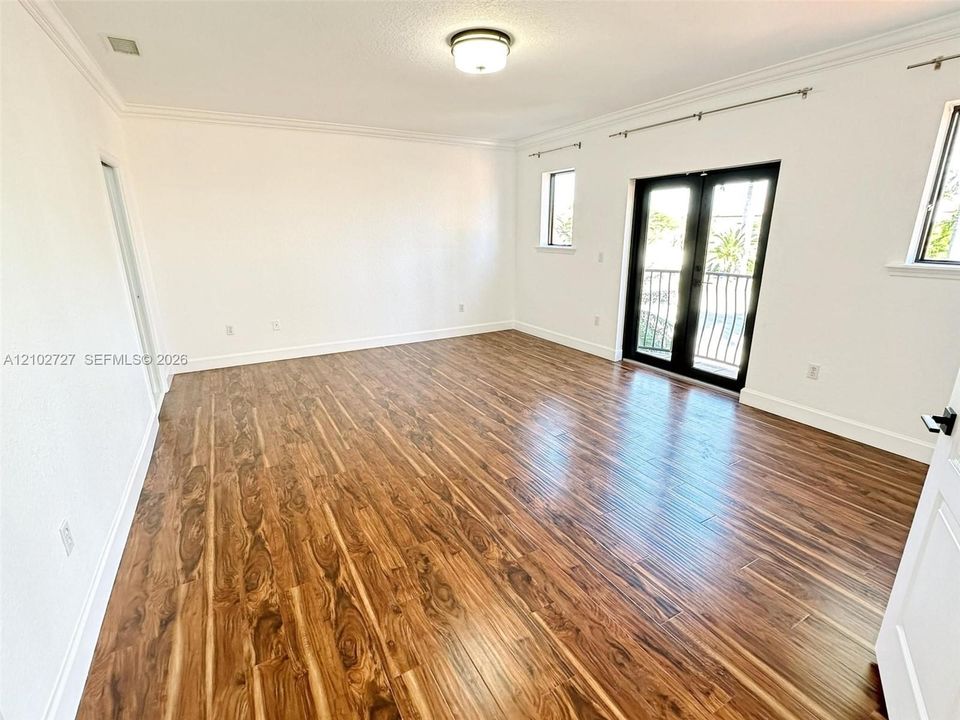 В аренду: $12,000 (5 спален, 4 ванн, 3500 Квадратных фут)