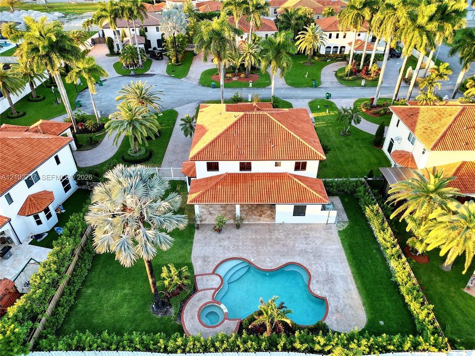 В аренду: $12,000 (5 спален, 4 ванн, 3500 Квадратных фут)