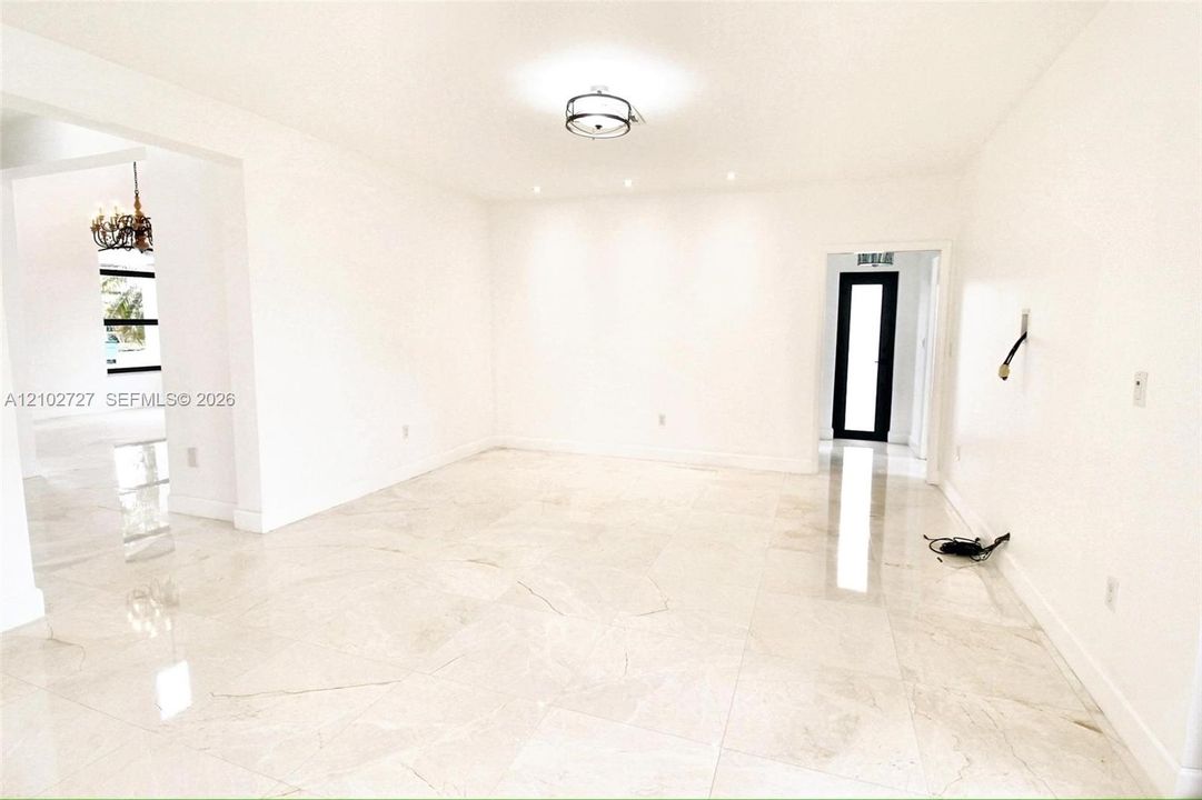 В аренду: $12,000 (5 спален, 4 ванн, 3500 Квадратных фут)