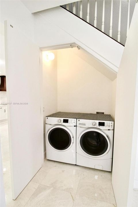 В аренду: $12,000 (5 спален, 4 ванн, 3500 Квадратных фут)