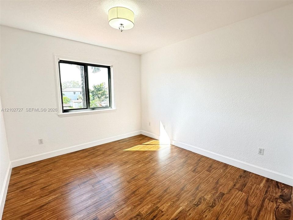 В аренду: $12,000 (5 спален, 4 ванн, 3500 Квадратных фут)