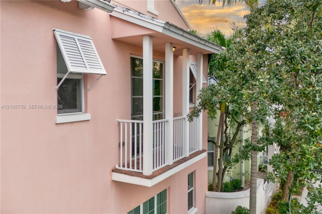 Activo con contrato: $900,000 (3 camas, 3 baños, 2324 Pies cuadrados)