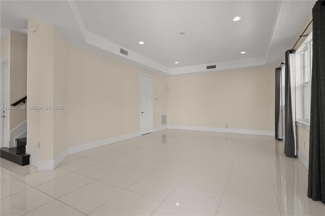 Activo con contrato: $900,000 (3 camas, 3 baños, 2324 Pies cuadrados)