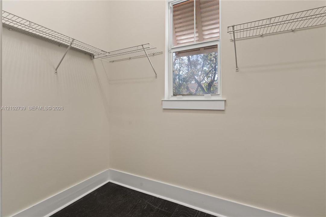 Activo con contrato: $900,000 (3 camas, 3 baños, 2324 Pies cuadrados)