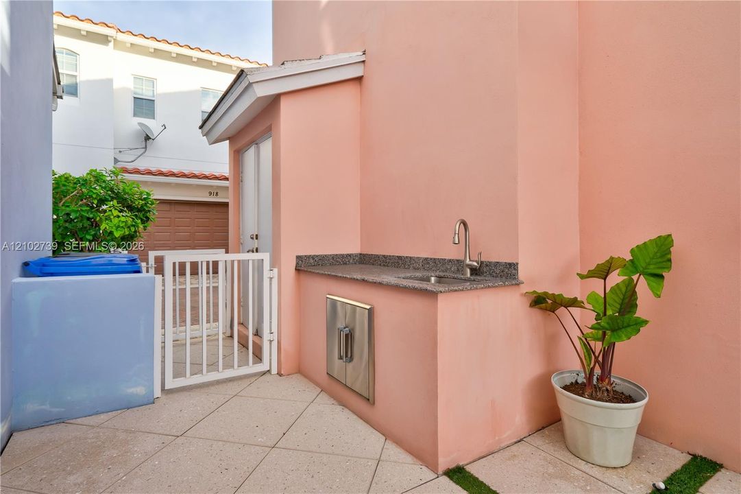 Activo con contrato: $900,000 (3 camas, 3 baños, 2324 Pies cuadrados)