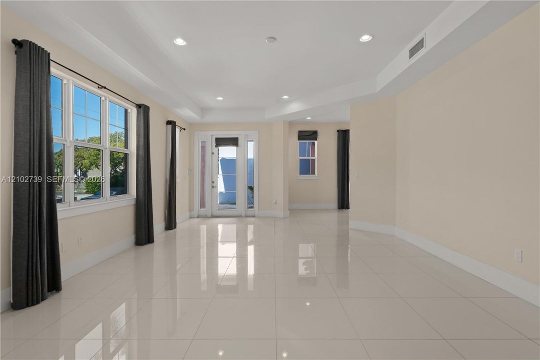 Activo con contrato: $900,000 (3 camas, 3 baños, 2324 Pies cuadrados)