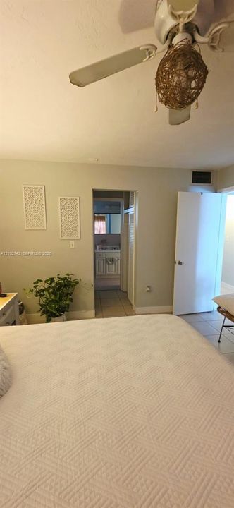 Ceiling-mounted fan with integrated lighting and neutral wall paint