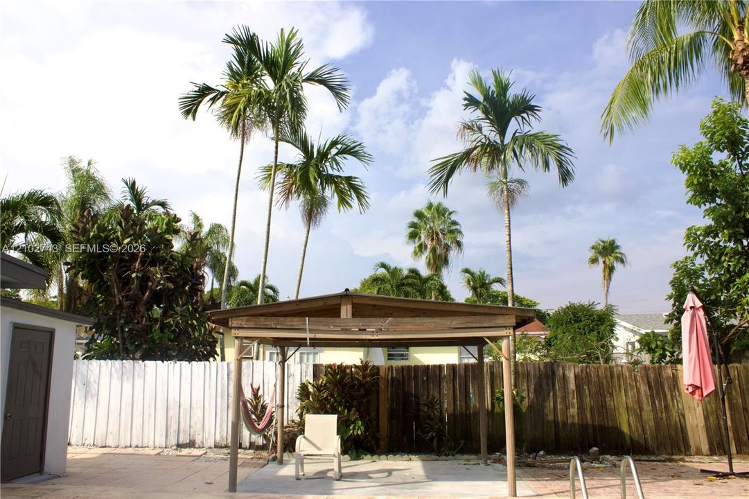 For Rent: $3,800 (3 beds, 2 baths, 1713 Square Feet)