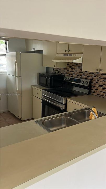 For Rent: $2,450 (2 beds, 2 baths, 1014 Square Feet)