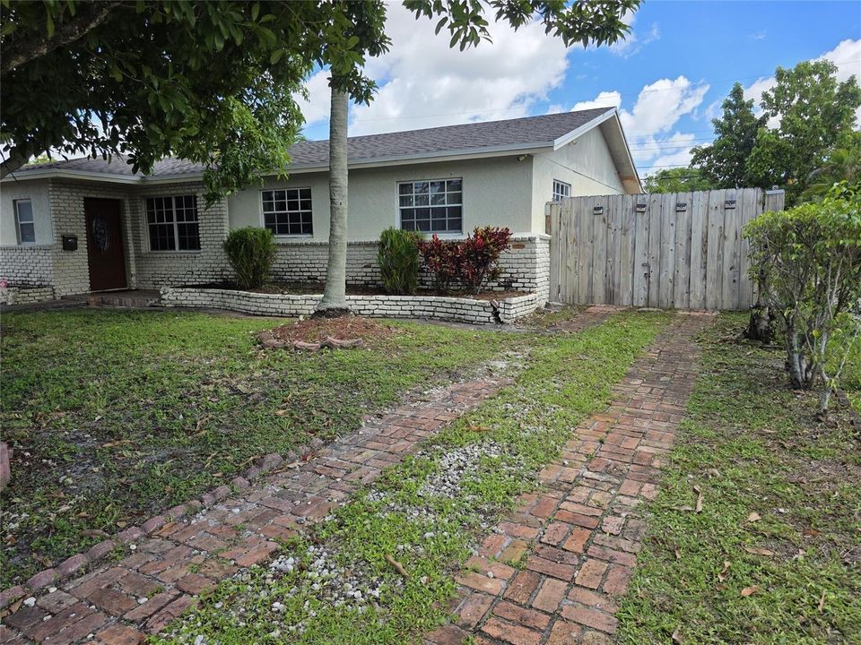 Private driveway and entrance