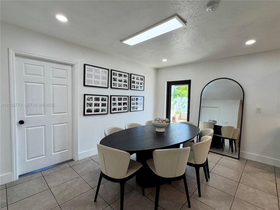 En Venta: $679,000 (5 camas, 3 baños, 2278 Pies cuadrados)