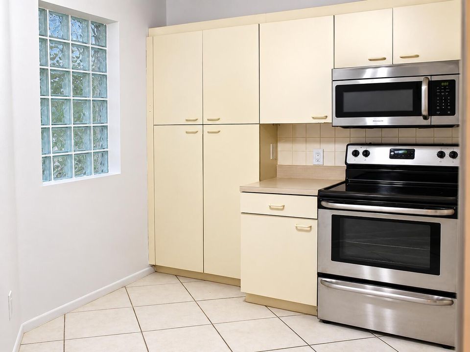Bright Minimalist Kitchen Nook