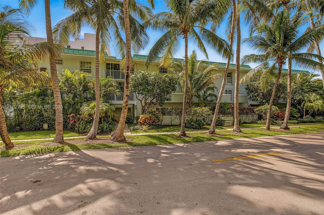For Rent: $4,500 (1 beds, 1 baths, 590 Square Feet)