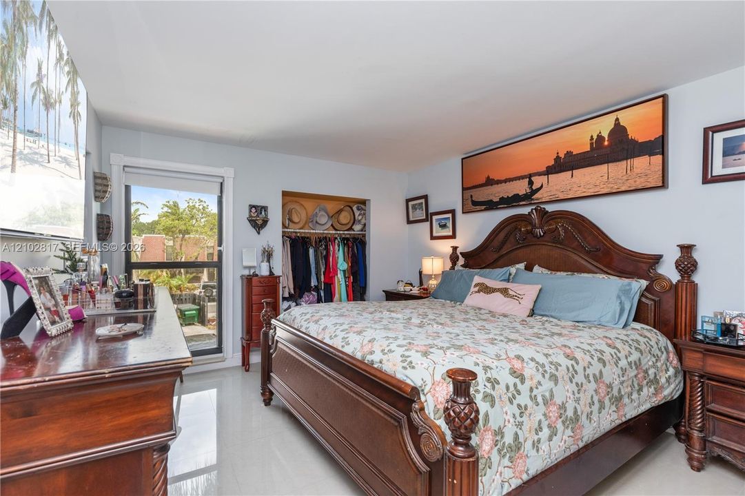 For Sale: $259,900 (2 beds, 1 baths, 1040 Square Feet)