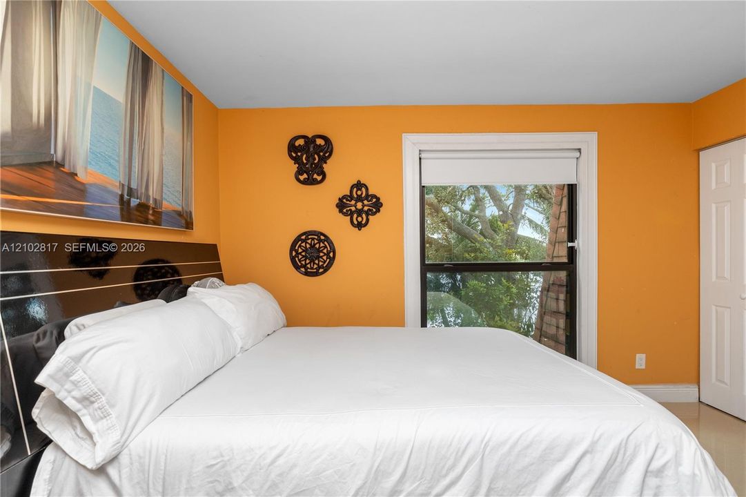 For Sale: $259,900 (2 beds, 1 baths, 1040 Square Feet)