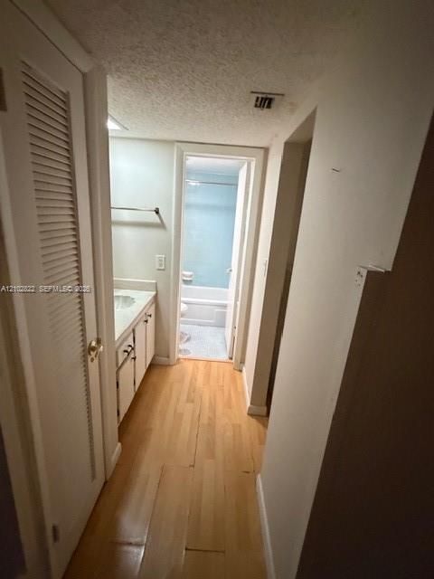 待售: $159,900 (1 贝兹, 1 浴室, 810 平方英尺)