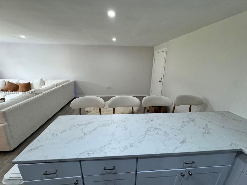 For Rent: $1,800 (2 beds, 1 baths, 1262 Square Feet)
