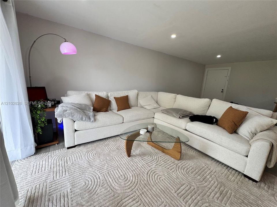 For Rent: $1,800 (2 beds, 1 baths, 1262 Square Feet)