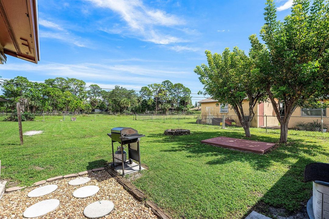 BEAUTIFUL LARGE FENCED YARD!