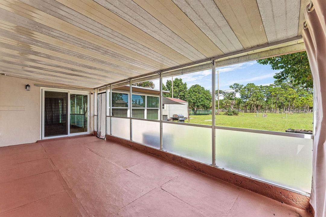 COVERED SCREENED PATIO!
