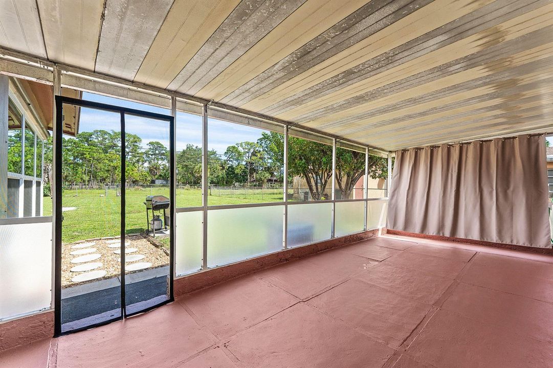 COVERED SCREENED PATIO!