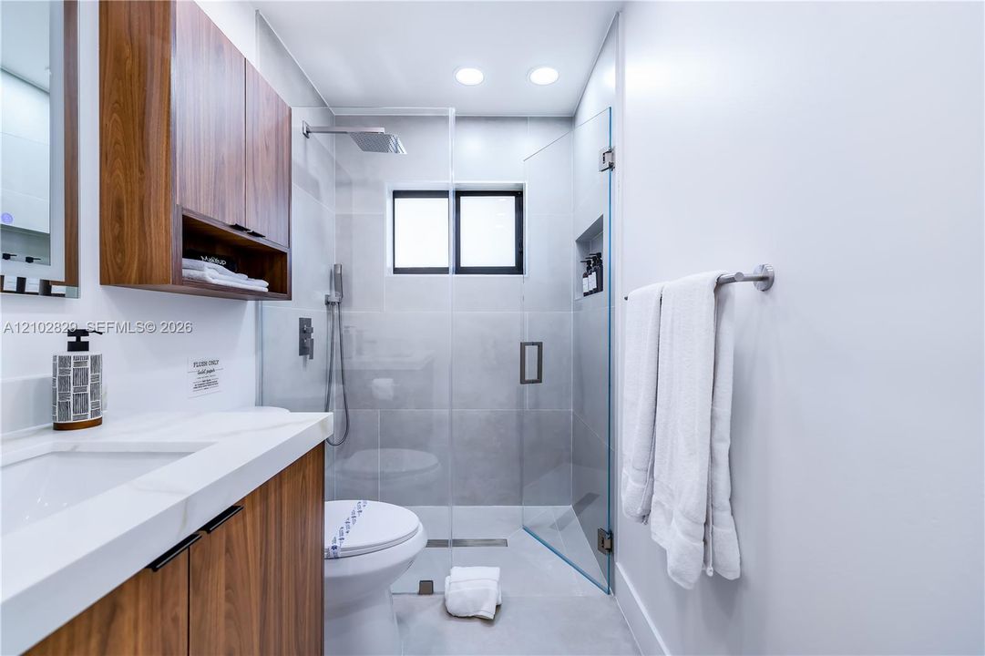 En Venta: $775,000 (3 camas, 3 baños, 1358 Pies cuadrados)