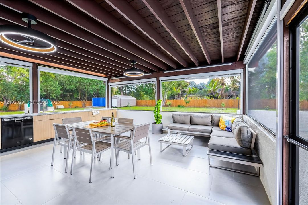 En Venta: $775,000 (3 camas, 3 baños, 1358 Pies cuadrados)