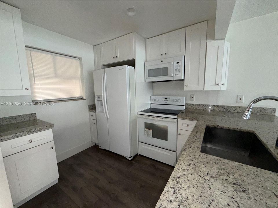 For Rent: $1,850 (1 beds, 1 baths, 706 Square Feet)