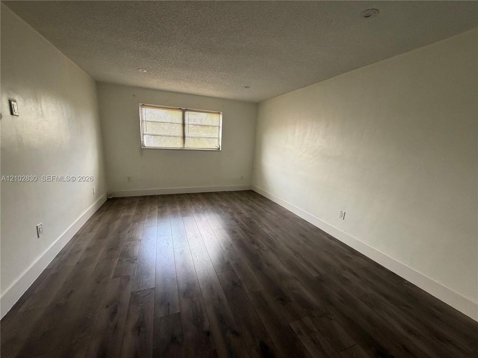 For Rent: $1,850 (1 beds, 1 baths, 706 Square Feet)