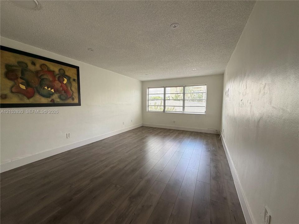 For Rent: $1,850 (1 beds, 1 baths, 706 Square Feet)