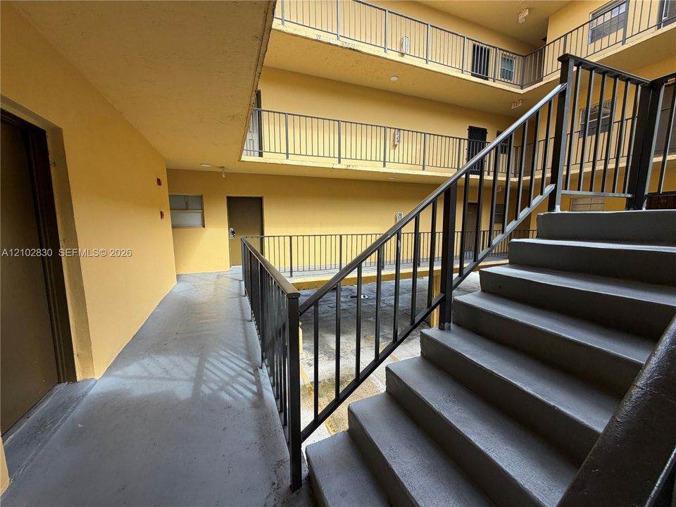 For Rent: $1,850 (1 beds, 1 baths, 706 Square Feet)