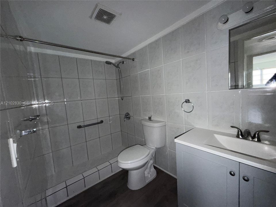 For Rent: $1,850 (1 beds, 1 baths, 706 Square Feet)