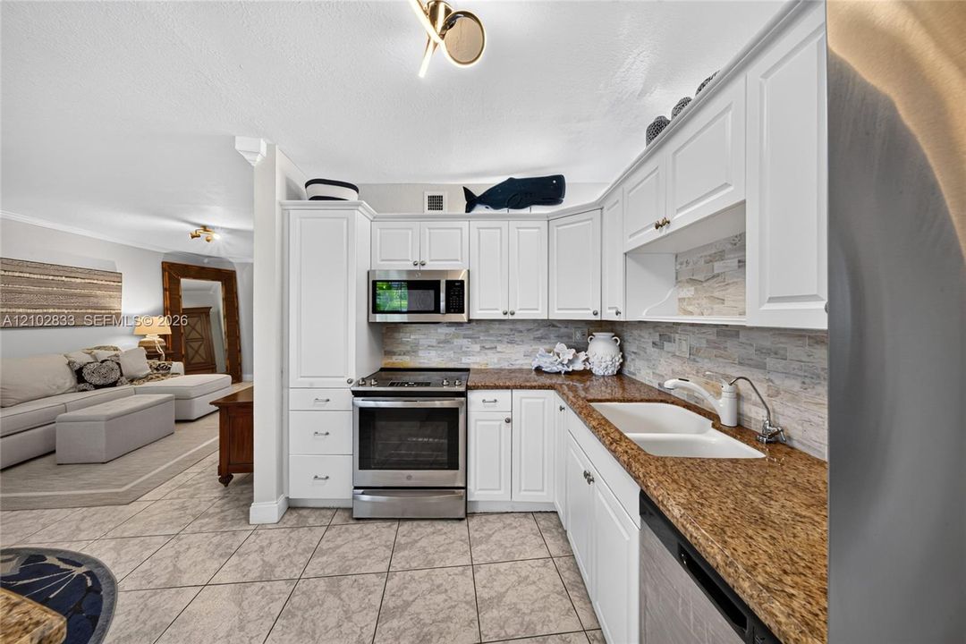For Sale: $159,900 (1 beds, 1 baths, 700 Square Feet)