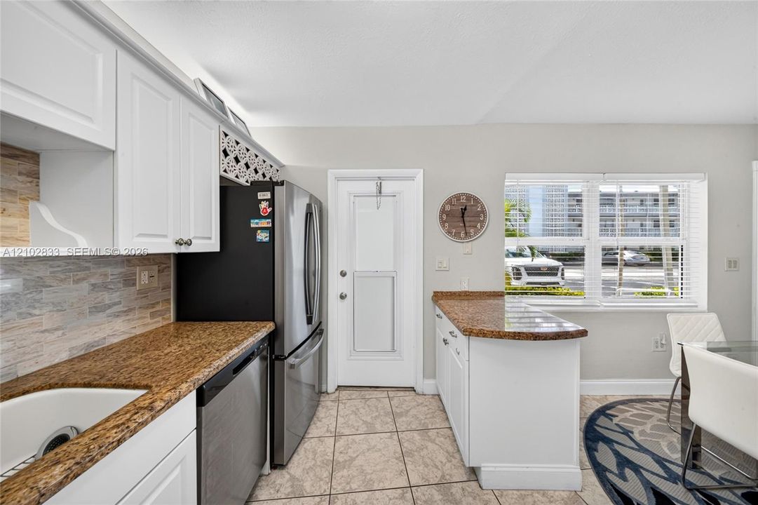 For Sale: $159,900 (1 beds, 1 baths, 700 Square Feet)