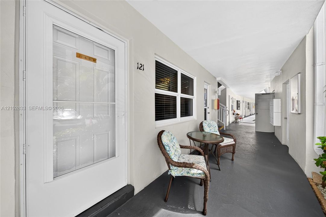 For Sale: $159,900 (1 beds, 1 baths, 700 Square Feet)