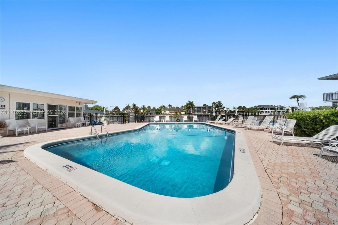 For Sale: $159,900 (1 beds, 1 baths, 700 Square Feet)
