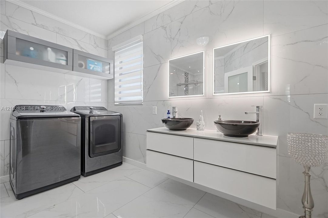 En Venta: $1,250,000 (5 camas, 5 baños, 2803 Pies cuadrados)