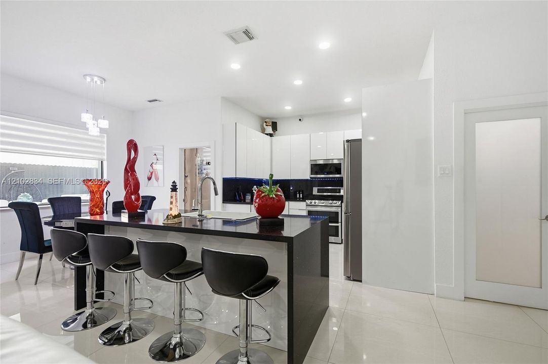 En Venta: $1,250,000 (5 camas, 5 baños, 2803 Pies cuadrados)