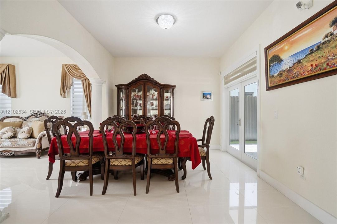 En Venta: $1,250,000 (5 camas, 5 baños, 2803 Pies cuadrados)
