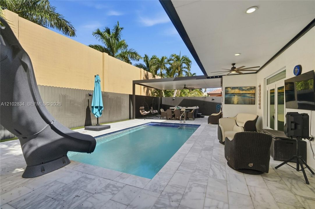 En Venta: $1,250,000 (5 camas, 5 baños, 2803 Pies cuadrados)