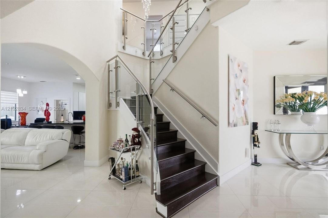 En Venta: $1,250,000 (5 camas, 5 baños, 2803 Pies cuadrados)