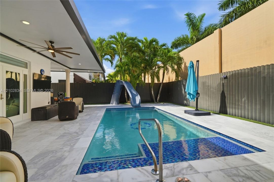 En Venta: $1,250,000 (5 camas, 5 baños, 2803 Pies cuadrados)