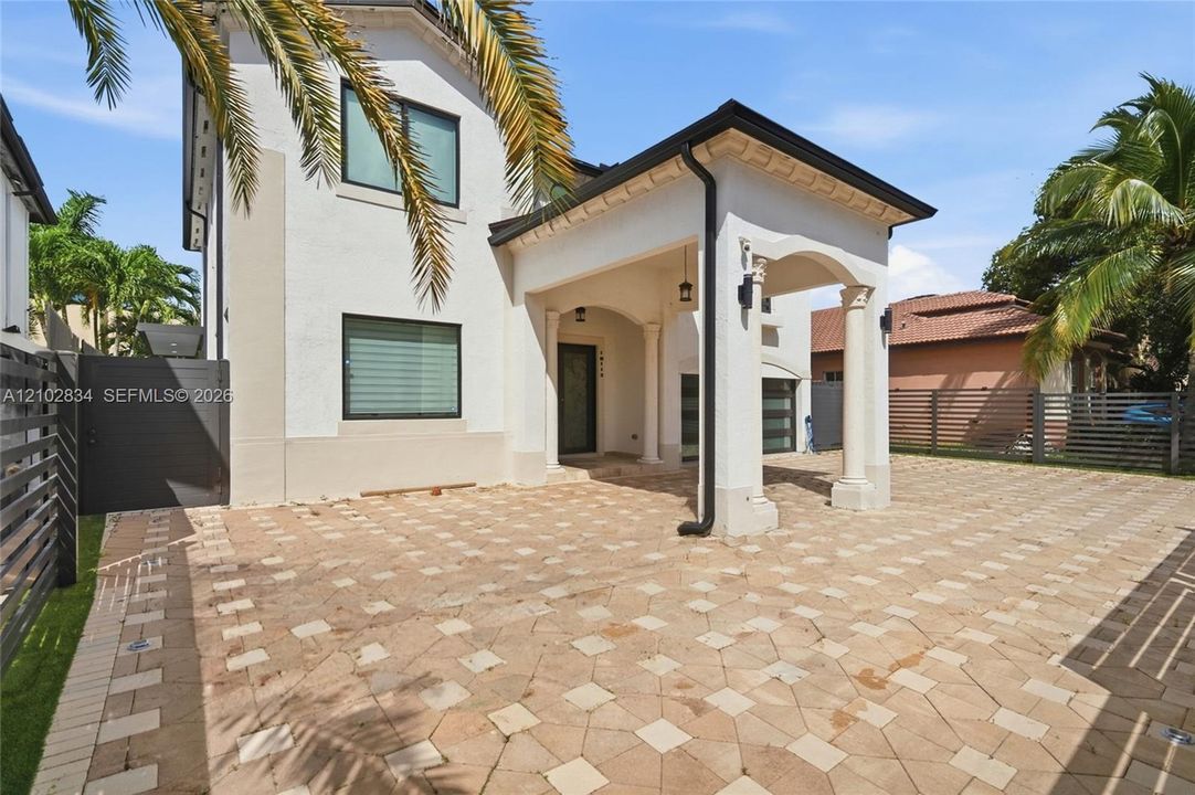 En Venta: $1,250,000 (5 camas, 5 baños, 2803 Pies cuadrados)