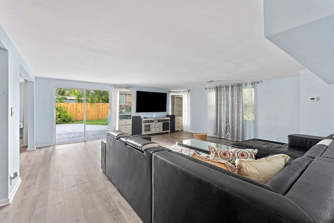011-742LaurelDrive-WestPalmBeach-FL-3340