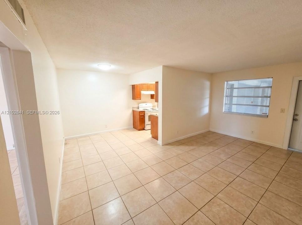 For Sale: $178,000 (1 beds, 1 baths, 658 Square Feet)