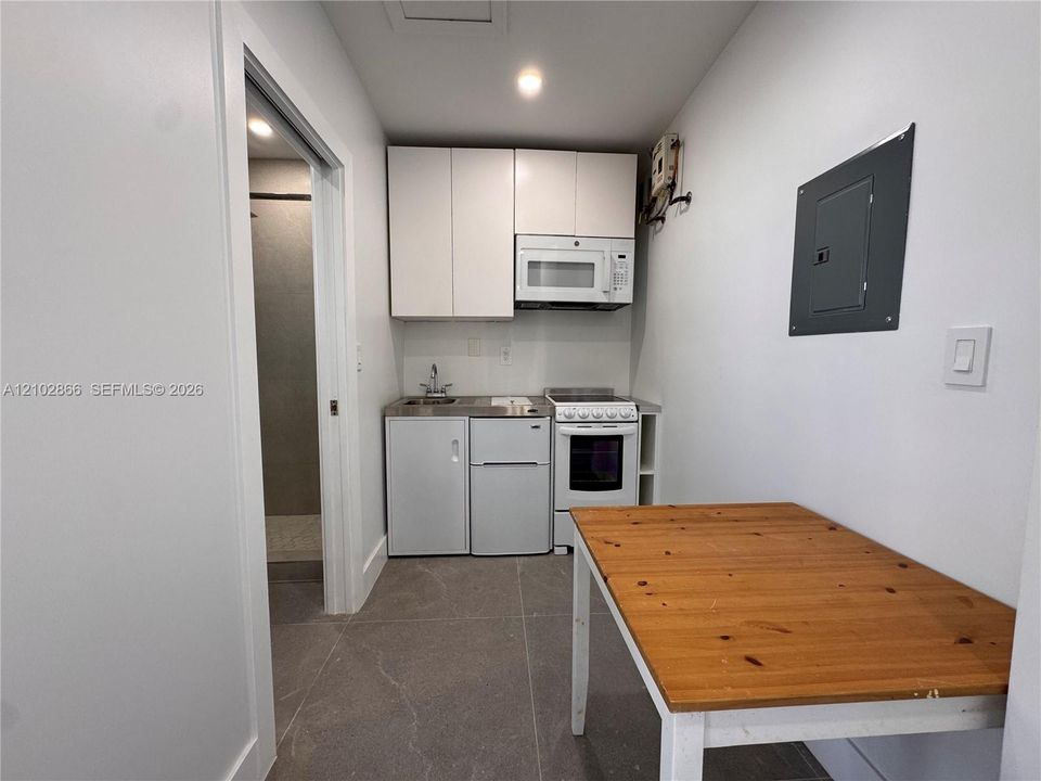 For Rent: $1,350 (0 beds, 1 baths, 150 Square Feet)